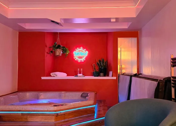 The Orange Fox Lux Room And Hot Tub At The Grumpy Schnauzer Guest House